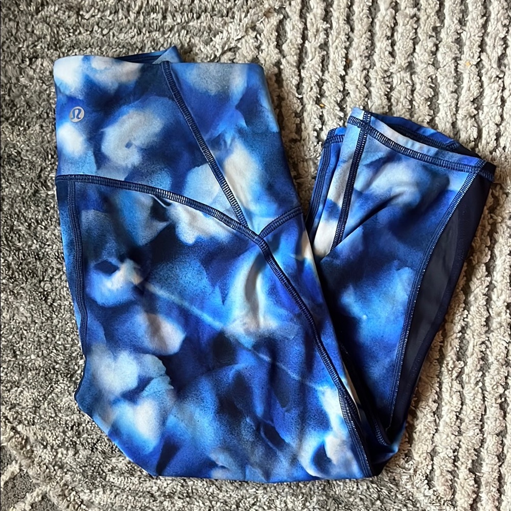 Lululemon Cropped Blue Patterned Leggings - Size 4 Athleisure Athletic Lounge